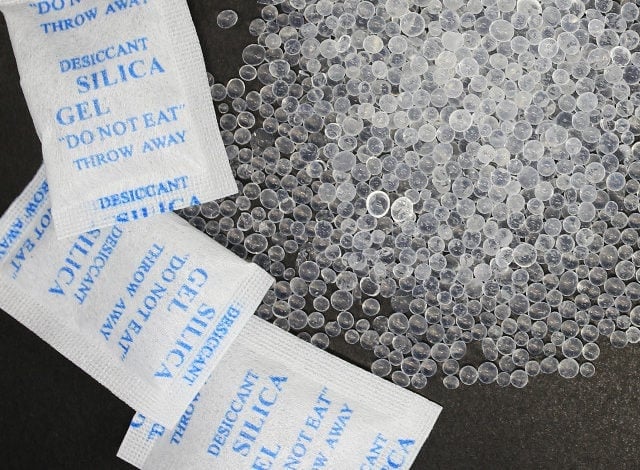 Các thiết bị như máy ảnh, máy tính hay đồ điện tử nói chung rất nhạy cảm với độ ẩm, dễ bị hỏng nếu bảo quản trong môi trường ẩm ướt.    