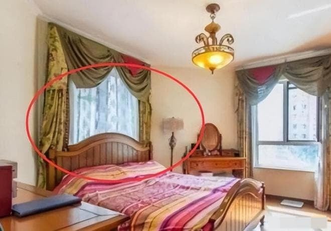 Một trong những điều cần tránh là đặt đầu giường sát bức tường có cửa sổ. 