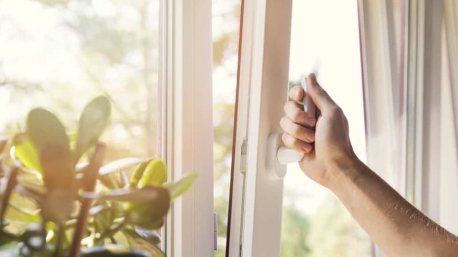 Mẹo làm nhà mát hơn không cần bật điều hòa 19 Bạn nên mở cửa vào sáng sớm hoặc buổi tối để đón khí mát mẻ.
