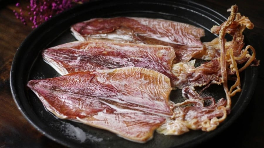 Trước khi nướng mực, bạn nên đem mực khô ngâm trong bia khoảng 10 phút.