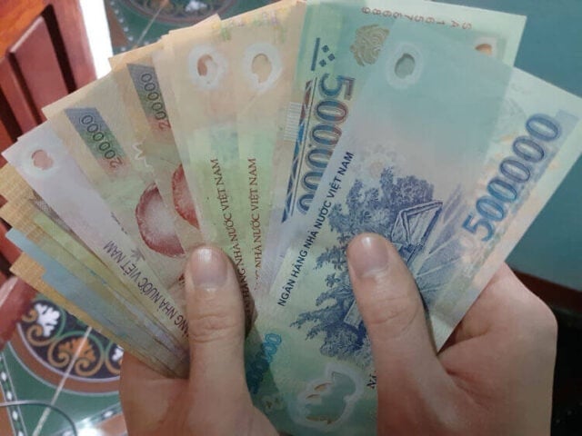 Luật Việc làm 2025 quy định, trợ cấp thất nghiệp hằng tháng bằng 60% mức bình quân tiền lương đóng bảo hiểm thất nghiệp của 6 tháng gần nhất, nhưng tối đa không quá 5 lần mức lương tối thiểu tháng theo vùng tại thời điểm đóng bảo hiểm thất nghiệp.