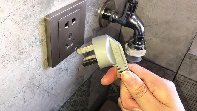 Cảnh báo hóa đơn điện tăng vọt: 4 thiết bị điện cần rút phích cắm ngay sau khi sử dụng để tránh “đốt tiền” 19 Trong số đó, có bốn nhóm thiết bị mà người dùng nên đặc biệt lưu ý và nên rút phích cắm sau khi sử dụng để tránh lãng phí điện năng.