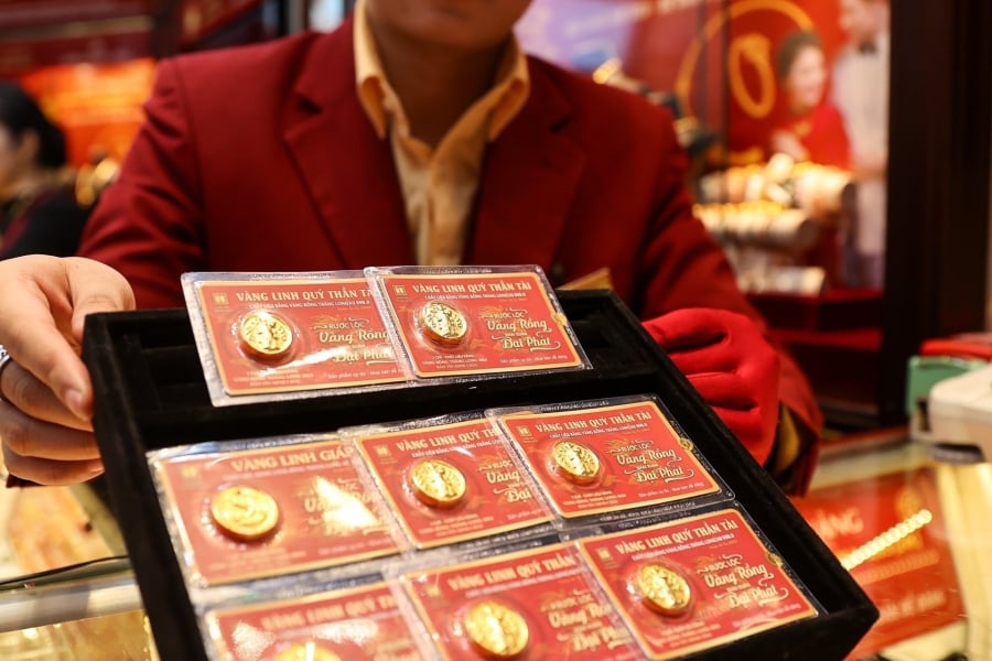 Mở cửa phiên giao dịch sáng 13/4, thị trường vàng trong nước chứng kiến đà giảm mạnh ngay từ đầu giờ.