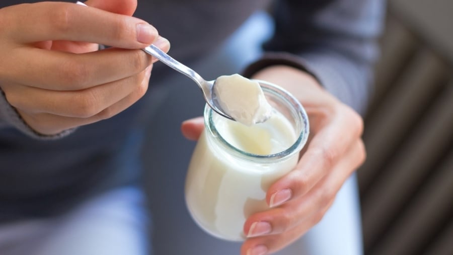 Sữa chua là sản phẩm từ sữa nên chứa đầy đủ các nhóm dưỡng chất quan trọng như đạm, chất béo, đường, vitamin và khoáng chất, đặc biệt là canxi – yếu tố cần thiết cho xương chắc khỏe.    