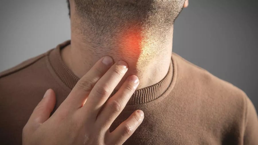 Khàn tiếng kéo dài, thay đổi giọng nói rõ rệt    