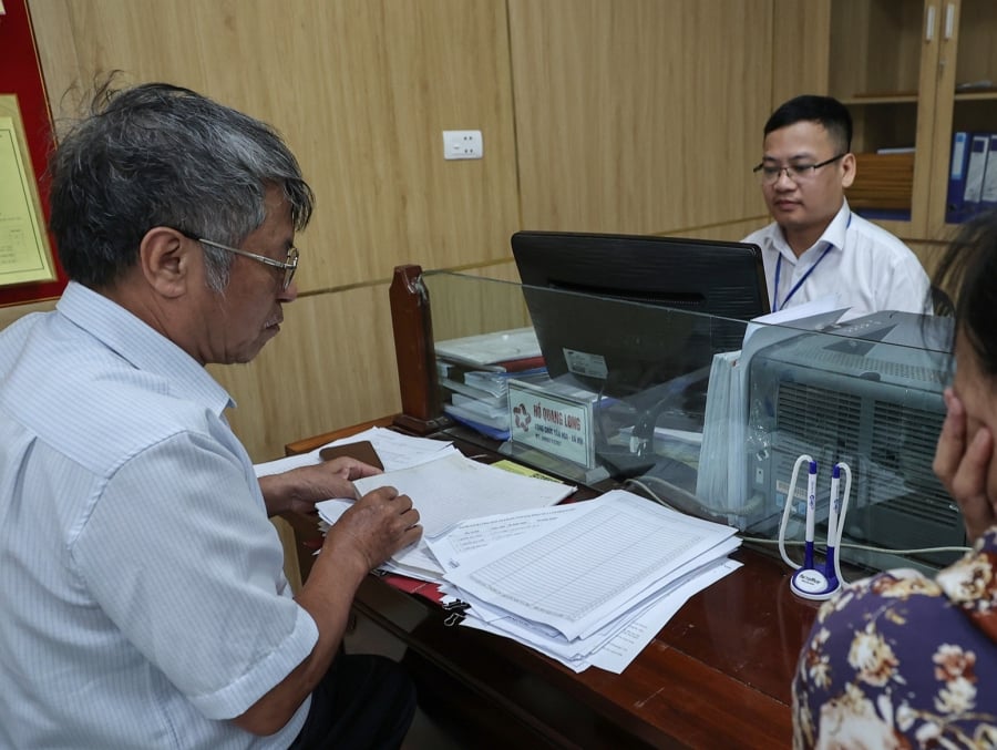 Ngoài ra còn có cán bộ cấp xã, phường, thị trấn và người hoạt động không chuyên trách đang hưởng lương hưu hoặc trợ cấp hằng tháng; người hưởng trợ cấp mất sức lao động; người nhận trợ cấp theo các quyết định của Thủ tướng đối với nhóm hết tuổi lao động hoặc chưa đủ điều kiện hưởng lương hưu; công nhân cao su hưởng trợ cấp theo chính sách cũ.    