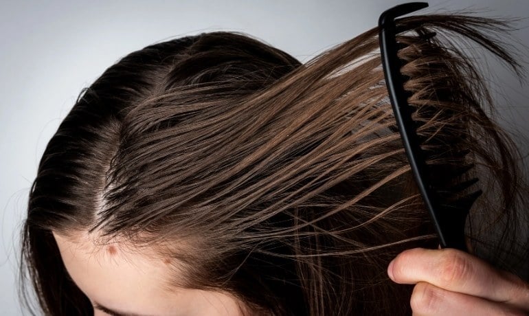 Việc lựa chọn dầu gội đóng vai trò quan trọng trong việc hạn chế tình trạng tóc bết.