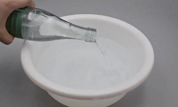 Tiếp theo, vớt khăn ra và vắt ở trạng thái còn hơi ẩm. Cuối cùng, treo khăn lên móc trong phòng điều hòa để hơi nước từ từ bay ra không khí.    