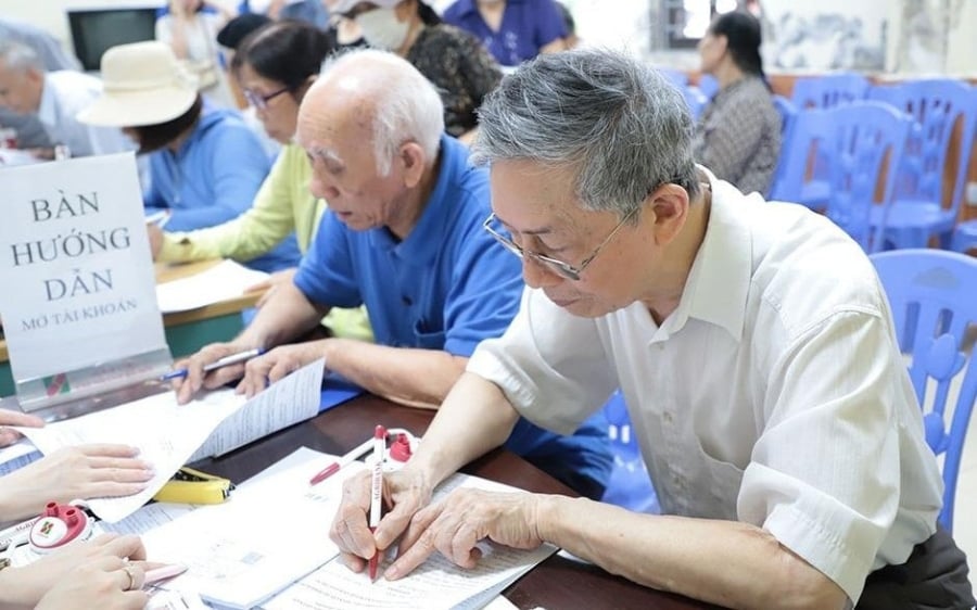 Cụ thể, phương án 1 đề xuất tăng 4,5% kèm thêm 200.000 đồng/tháng đối với một số nhóm, trong khi các nhóm còn lại tăng 8%. Phương án 2 đơn giản hơn khi áp dụng mức tăng đồng loạt 8% cho tất cả các đối tượng.    