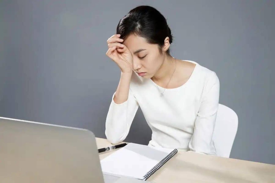 Đường huyết tăng cao có thể làm thay đổi áp suất thẩm thấu trong thủy tinh thể, ảnh hưởng đến khả năng điều tiết ánh sáng và gây rối loạn thị lực tạm thời. 