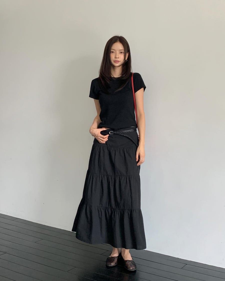 Nếu ưu tiên sự năng động, áo thun là lựa chọn phù hợp khi kết hợp với chân váy suông.