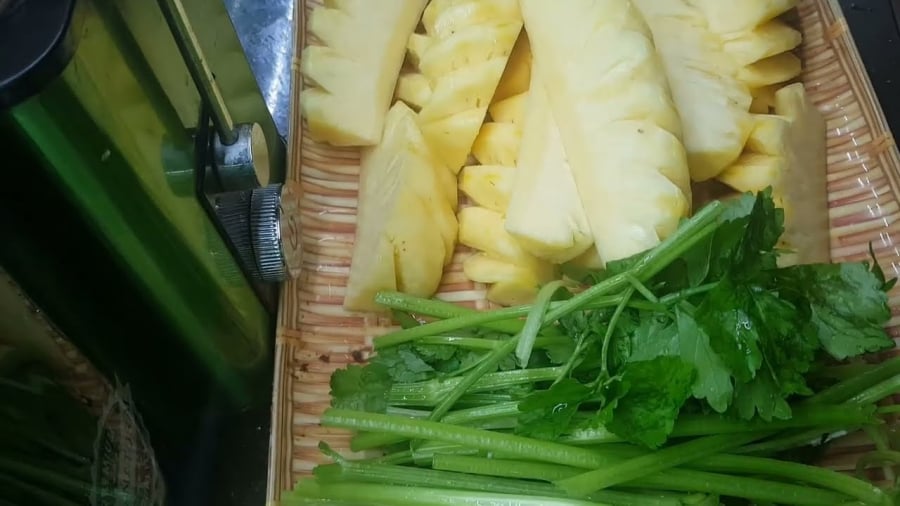 Vì sao nước ép dứa – cần tȃy hỗ trợ giảm cȃn?    