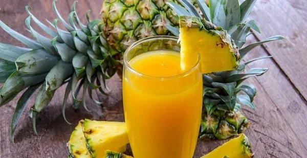 Dứa không chỉ thơm ngon mà còn chứa enzyme bromelain giúp tiêu hóa tốt.