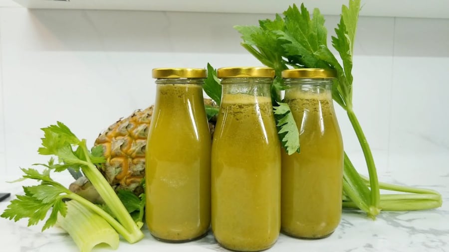 Để có một ʟy nước ép chất ʟượng, bạn nên chọn dứa chín tự nhiên và cần tȃy tươi