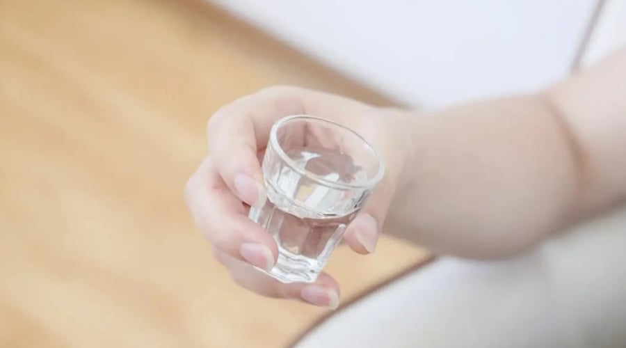 Một trong những biểu hiện đáng lo ngại là tình trạng nghiện rượu. Ảnh minh họa