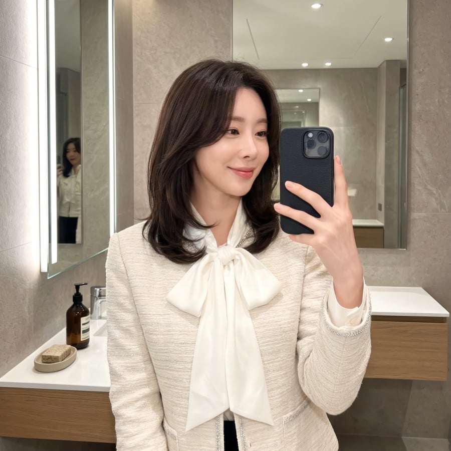 Kiểu tóc với phần đuôi uốn cụp nhẹ vào trong luôn mang lại cảm giác thanh lịch và mềm mại