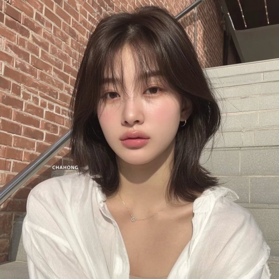 Nếu muốn làm mới phong cách theo hướng hiện đại hơn, kiểu tóc đuôi vểnh là lựa chọn đáng cân nhắc. 