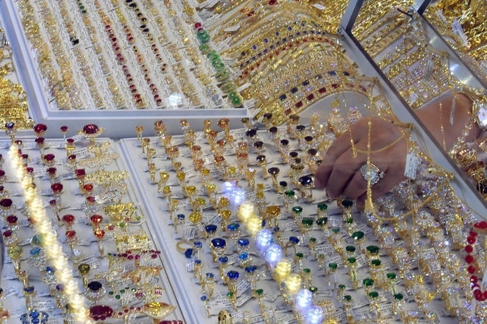 Khoảng 6 giờ sáng ngày 16-4 (giờ Việt Nam), giá vàng thế giới được giao dịch quanh mức 4.802 USD/ounce, giảm 70 USD so với mức đỉnh 4.872 USD/ounce trong phiên giao dịch đêm qua.