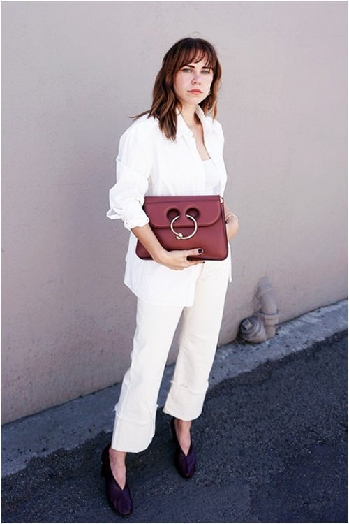 Quan trọng hơn, việc giữ bảng màu trung tính và tránh thêm quá nhiều chi tiết sẽ giúp tổng thể giữ được sự liền mạch – yếu tố cốt lõi tạo nên vẻ ngoài thanh lịch.