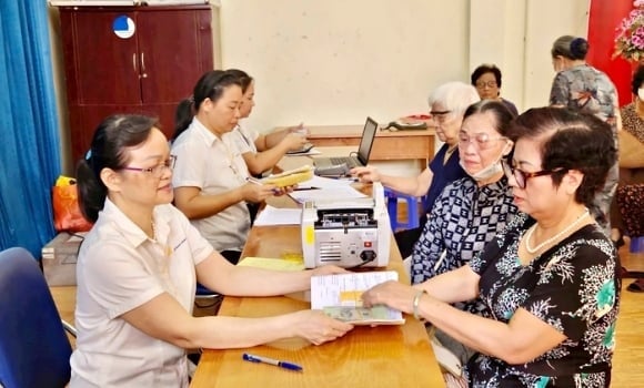 Ngoài lương hưu, người tham gia BHXH còn được cấp thẻ bảo hiểm y tế miễn phí trong suốt thời gian hưởng lương hưu, giúp giảm chi phí khám chữa bệnh. 