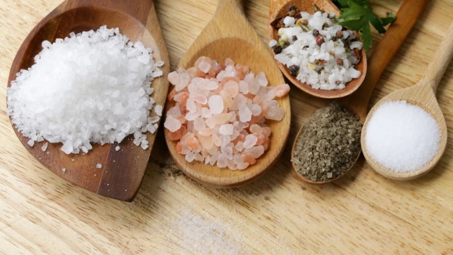 Ăn nhiều muối có thể dẫn tới tình trạng đau đầu.