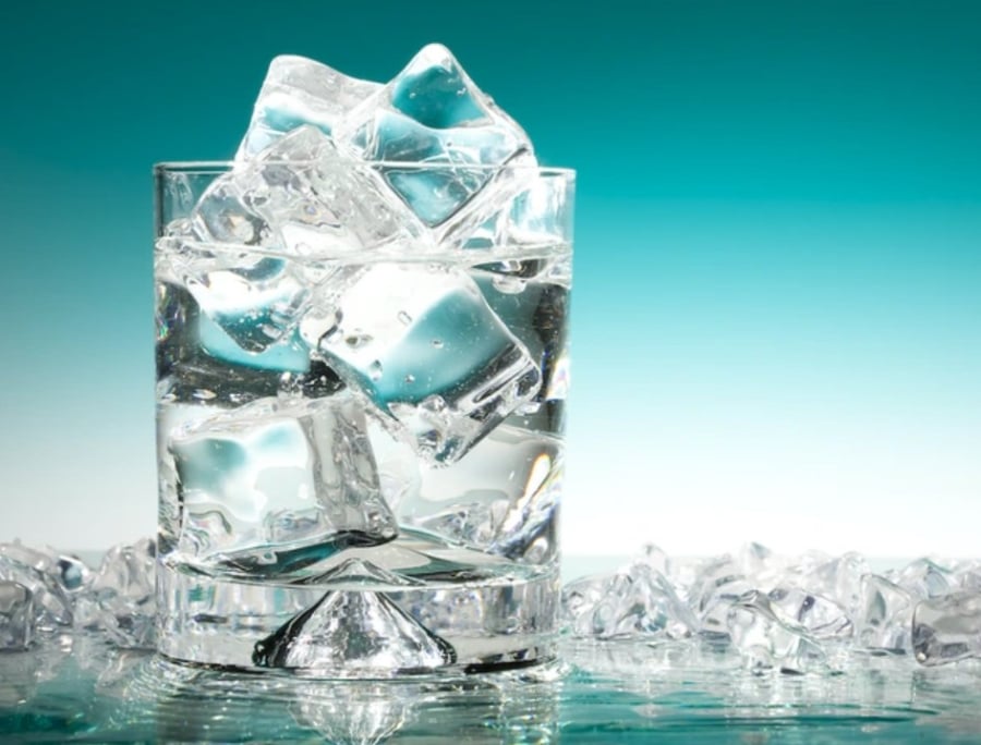 Không nên uống nước lạnh buổi sáng. Ảnh minh họa