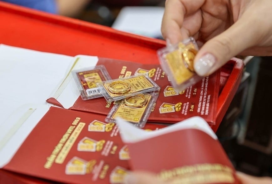 Ở phân khúc vàng nhẫn, nhiều thương hiệu lớn như Bảo Tín Minh Châu, Doji hay Phú Quý cũng điều chỉnh giảm sâu từ 1,8 đến 2,8 triệu đồng/lượng, đưa giá bán ra phổ biến về quanh mức 170,2 – 171,2 triệu đồng/lượng.    