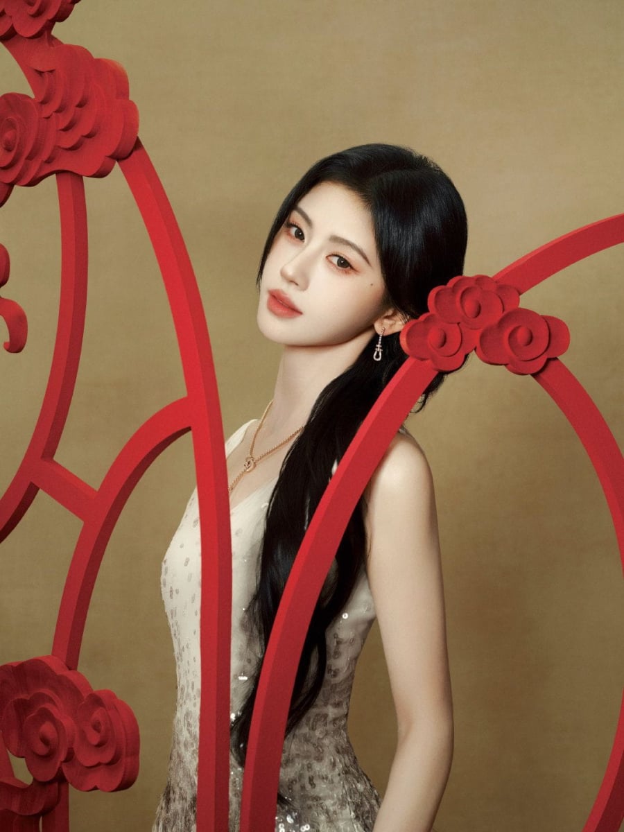 Sở hữu làn da trắng mịn cùng vóc dáng thanh thoát, “mỹ nữ 4000 năm có một” luôn khiến công chúng tò mò về cách chăm sóc bản thân. 