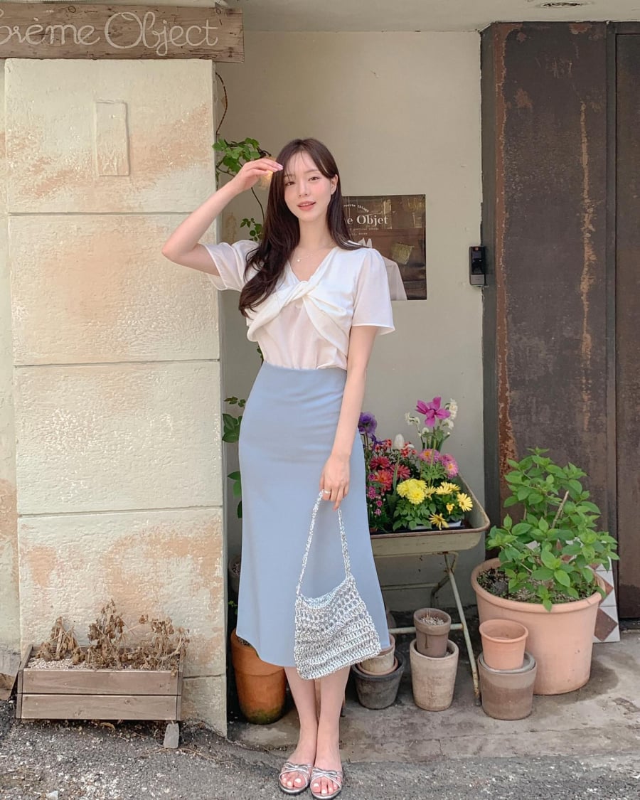 Những thiết kế blouse với chất liệu nhẹ, chi tiết tay bồng, cổ nơ hay bèo nhún giúp tổng thể trở nên mềm mại và nữ tính hơn. 