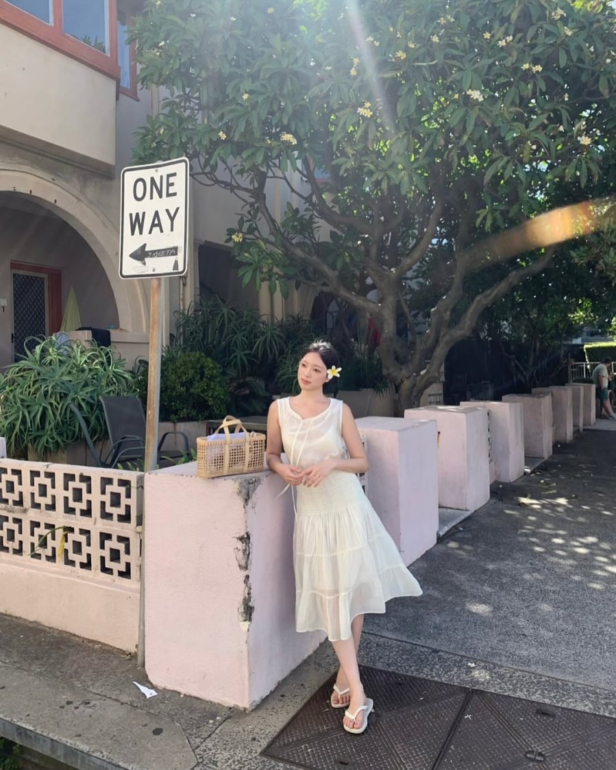 Các chất liệu như lụa, cotton hoặc linen sẽ tăng độ thoáng khí, đặc biệt phù hợp khi di chuyển nhiều hoặc tham gia các hoạt động ngoài trời.