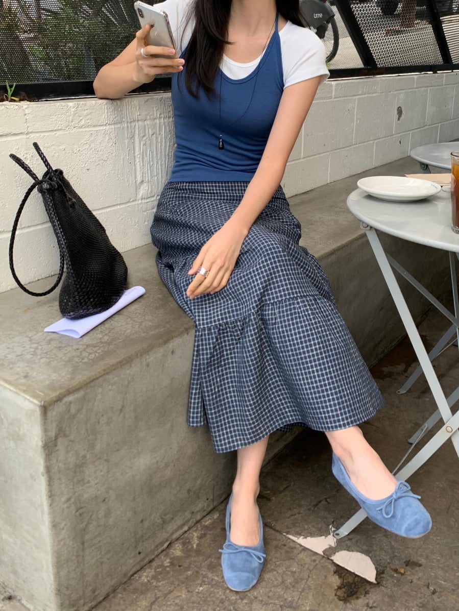 Các gam màu cơ bản như trắng, đen hay be giúp dễ dàng phối với nhiều kiểu chân váy khác nhau, trong khi áo thun in họa tiết lại phù hợp với phong cách trẻ trung và cá tính.