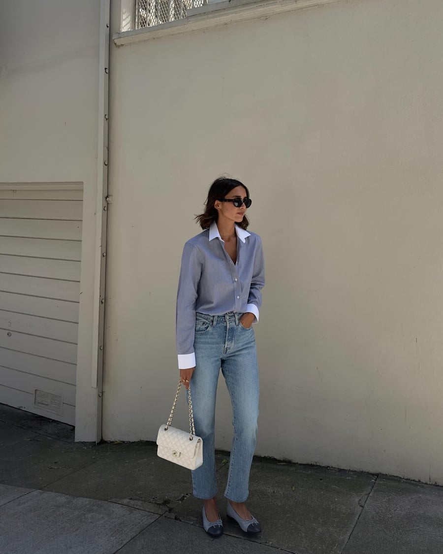 Quần jeans ống đứng là đại diện tiêu biểu cho phong cách thời trang không bị chi phối bởi xu hướng nhất thời. 