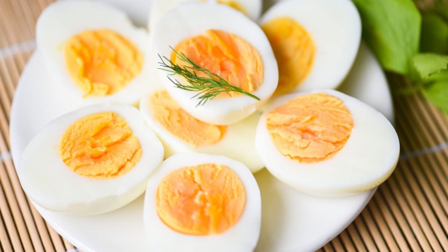 Người có tiền sử mắc bệnh tim mạch, người bị tiểu đường không nên ăn trứng gà.