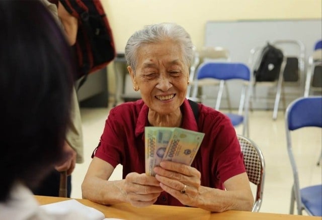 Tăng 8% trên mức trợ cấp BHXH và trợ cấp hằng tháng đối với các đối tượng: người hưởng trợ cấp tai nạn lao động, bệnh nghề nghiệp; người hưởng trợ cấp tuất hằng tháng trước 1/1/1995; và một số trường hợp hưởng trợ cấp theo Luật BHXH 2024.