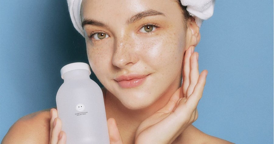 Việc cấp ẩm đầy đủ đóng vai trò then chốt trong việc giữ cho làn da mềm mại và hạn chế xỉn màu.    