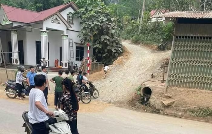 Trong quá trình tìm kiếm, lực lượng chức năng phát hiện một khu vực trên đồi thuộc thôn Thác Tiên có dấu hiệu bị đào xới rồi lấp lại bất thường, từ đó khoanh vùng, xác định đây có thể là nơi liên quan đến thi thể nạn nhân.    