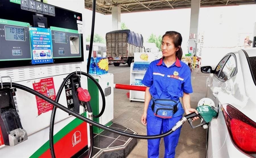 Nhiều người cho rằng đổ nửa bình sẽ giúp xe nhẹ hơn và tiết kiệm nhiên liệu, nhưng thực tế điều này không mang lại hiệu quả như mong đợi.    