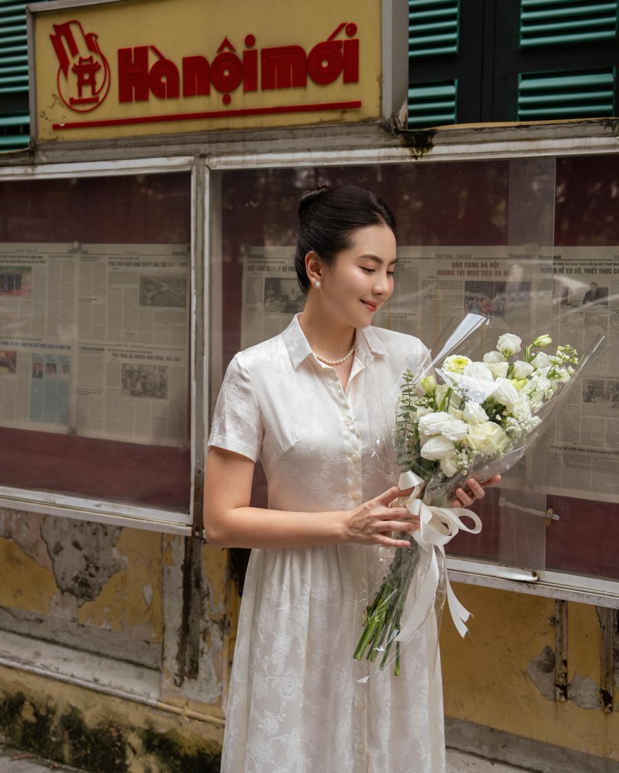 Váy sơ mi trắng là lựa chọn tiêu biểu cho phong cách nhẹ nhàng nhưng vẫn sang trọng. 