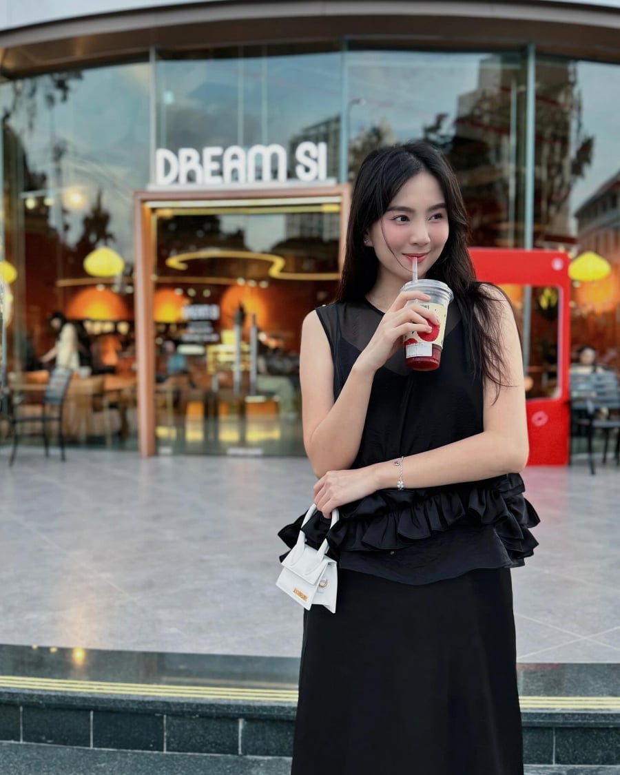  Áo gile cách điệu kết hợp với chân váy suông là ví dụ điển hình, vừa giữ được nét thanh lịch, vừa tạo điểm nhấn nhẹ nhàng.