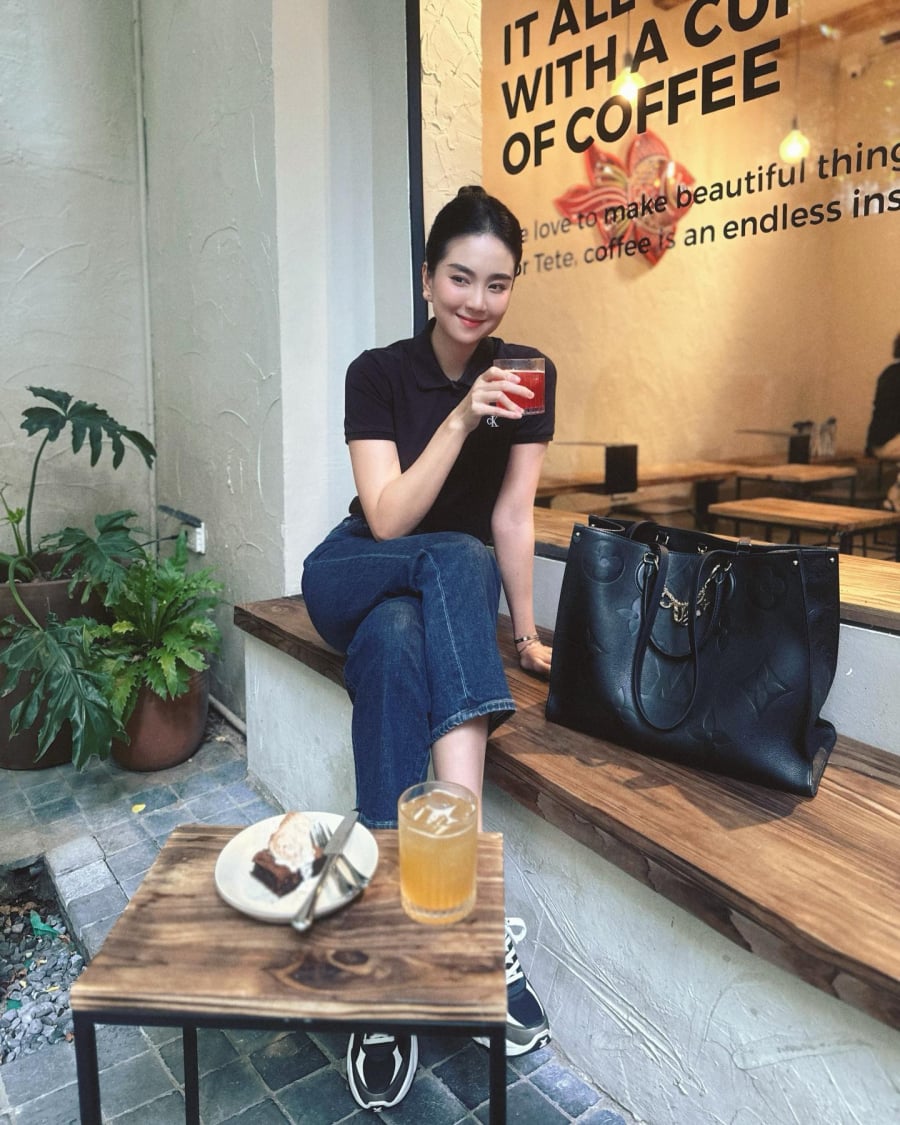 Quần jeans ống đứng giúp tổng thể gọn gàng hơn, trong khi áo polo tạo cảm giác lịch sự vừa đủ. 