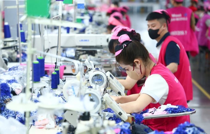 Về tiền lương, đại diện công đoàn một số doanh nghiệp cho rằng mức lương tối thiểu vùng hiện nay, đặc biệt ở vùng II là 4,73 triệu đồng/tháng, chưa theo kịp tốc độ tăng của chi phí sinh hoạt như điện, nước, xăng dầu và nhu yếu phẩm. 