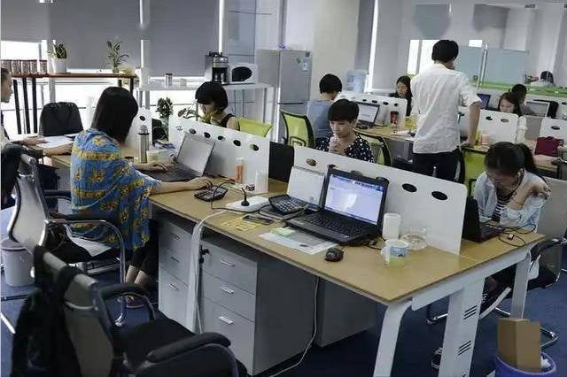 Trong xã hội hiện đại, nhiều người phải ngồi lâu, ít vận động do tính chất công việc.