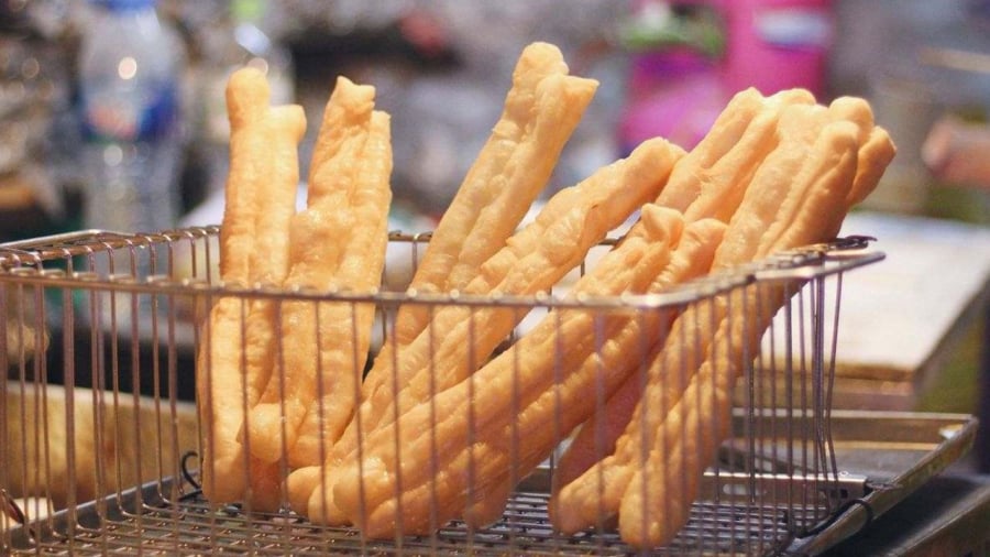 Quẩy chiên dễ ăn nhưng do chiên ngập dầu nên chứa lượng calo cao, nhiều chất béo, càng ăn càng dễ tăng cân.