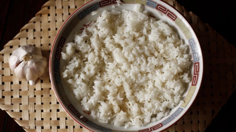 Cơm nguội có lượng tinh bột kháng cao hơn so với cơm nóng, giúp đường huyết tăng chậm hơn sau khi ăn.