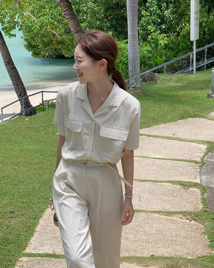 Không cần quá nhiều chi tiết, áo sơ mi trắng vẫn luôn giữ vị trí quan trọng trong tủ đồ nhờ tính ứng dụng cao. 