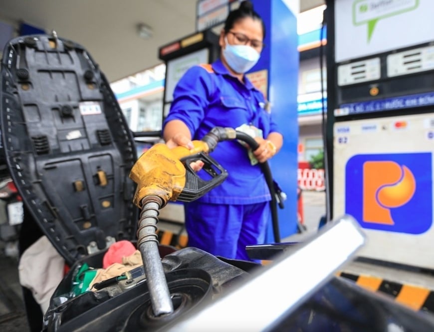 Ở nhóm dầu, mức giảm dao động từ 700 đến 3.190 đồng/lít hoặc kg tùy loại. Cụ thể, dầu diesel giảm còn 27.850 đồng/lít, trong khi dầu mazut giảm xuống 19.630 đồng/kg.    