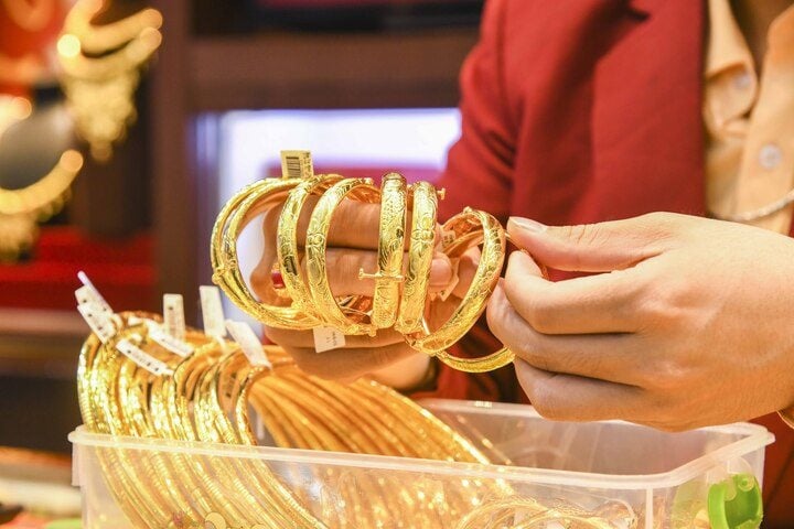 Trên thị trường quốc tế, giá vàng tiếp tục bật tăng lên 4.815,2 USD/ounce, tăng khoảng 50 USD so với phiên trước.