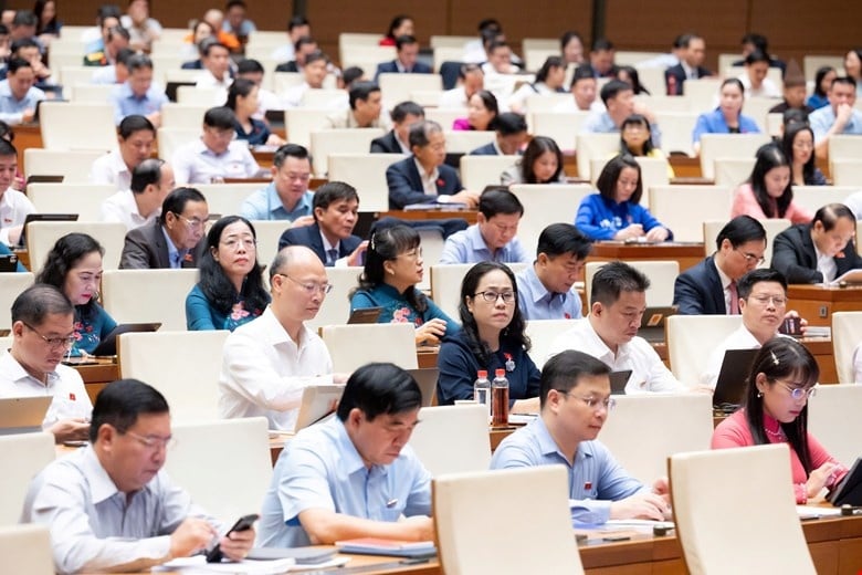 Từ những phân tích trên, đại biểu Thạch Phước Bình đề xuất phương án nâng lương cơ sở lên mức 2,65–2,7 triệu đồng/tháng, tương đương tăng khoảng 13–15% so với hiện nay. 