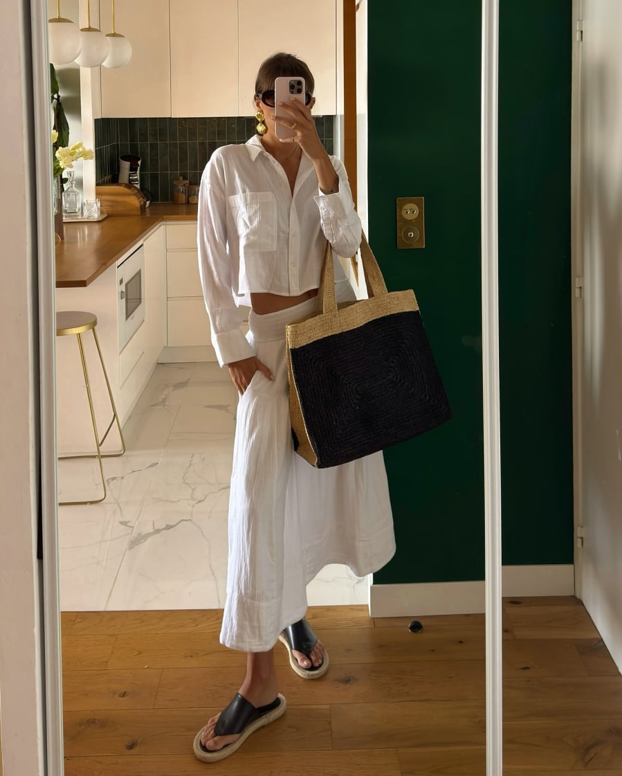 Thiết kế này giúp tổng thể trang phục trở nên sáng sủa hơn, đồng thời mang lại cảm giác thoải mái về thị giác trong những ngày nắng nóng.