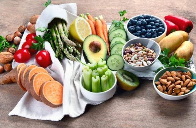  Với người cường giáp vốn dễ hồi hộp, nóng trong, nhóm thực phẩm này có thể làm triệu chứng nặng hơn. Đồ chiên rán còn làm tăng mỡ máu, không có lợi cho điều trị lâu dài.